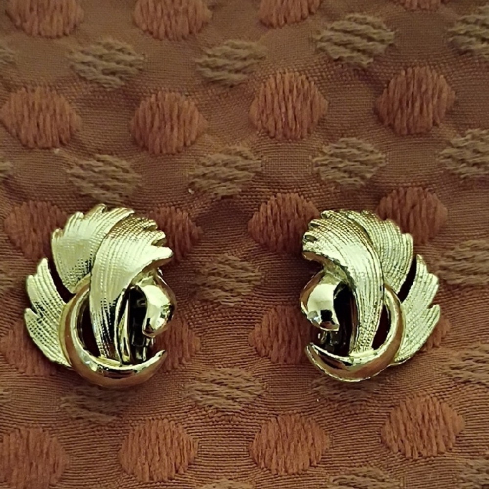 Vintage Chic Gold Tone Clip On Leaf Earrings
